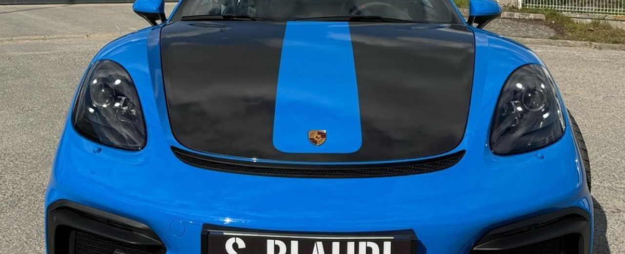 Habillage haut de gamme sur Porsche GT4 avec OMEGA SKINZ 